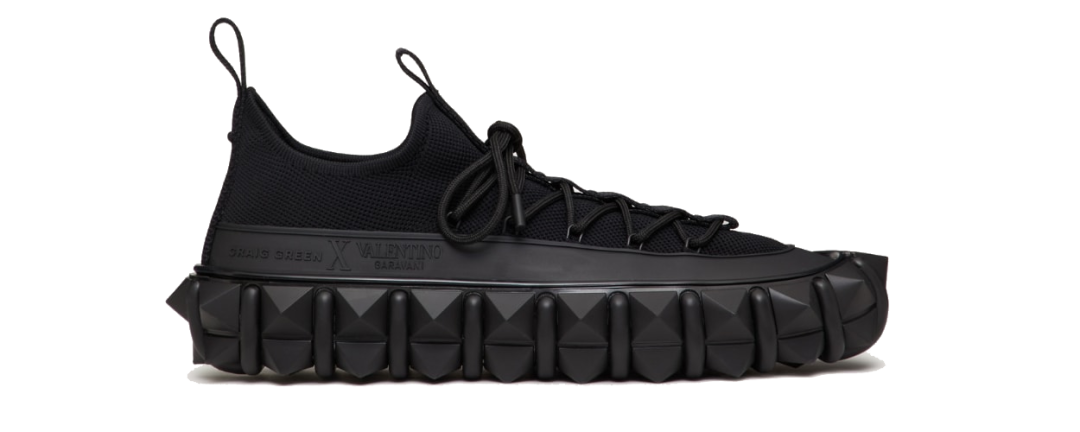 История героя: мотив Valentino Rockstud