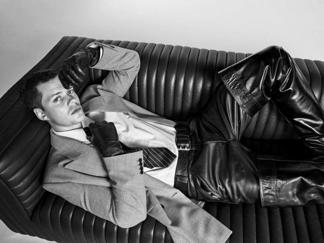 Драматизм, ботфорты до бедра и банты: Билл Скарсгард, Хейли Бибер и Розе в новой кампании Saint Laurent FW ‘25
