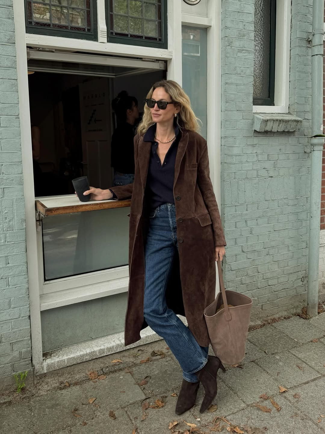 Күздің басты матасы — күдері. Одан тігілген қандай киімдер гардеробыңда болуы керек?