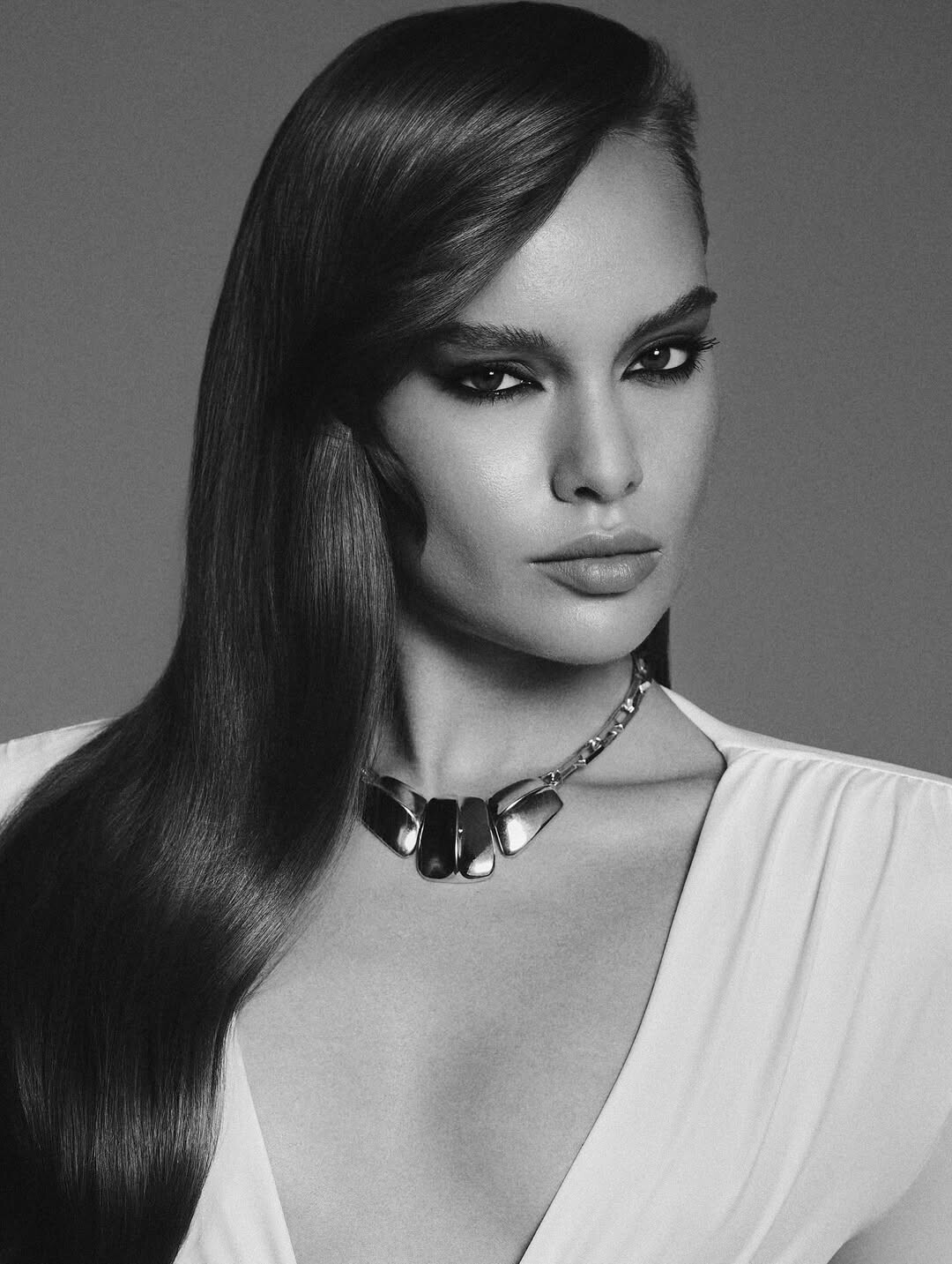 ELLE знакомит: Захар Гринов о макияже со смыслом и эстетике без лишнего шума