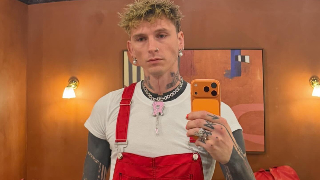 Machine Gun Kelly продемонстрировал новую татуировку в честь своей дочери