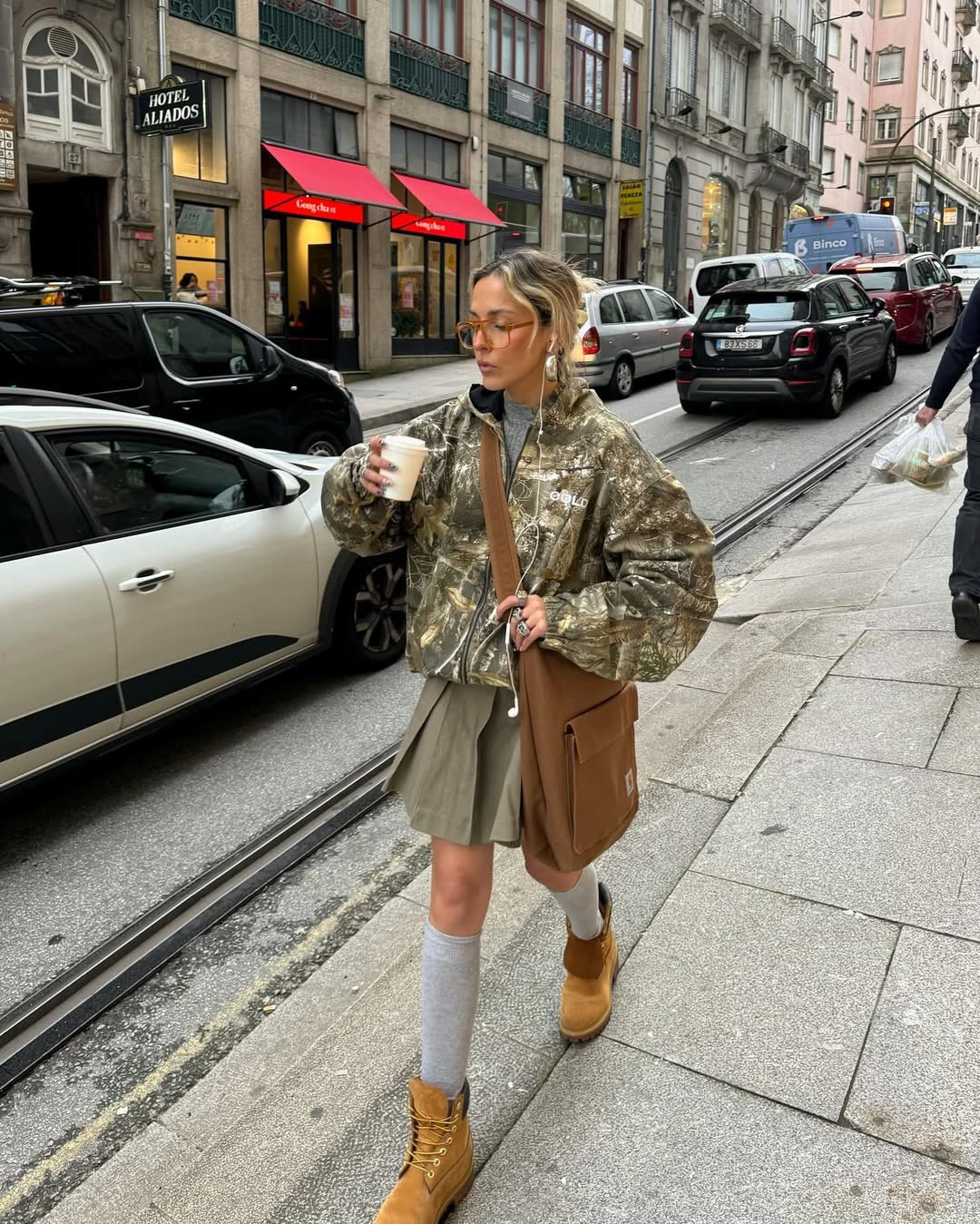 Мини-белдемше мен суық ауа райы: қалай үйлестіріп, тоңбай киюге болады