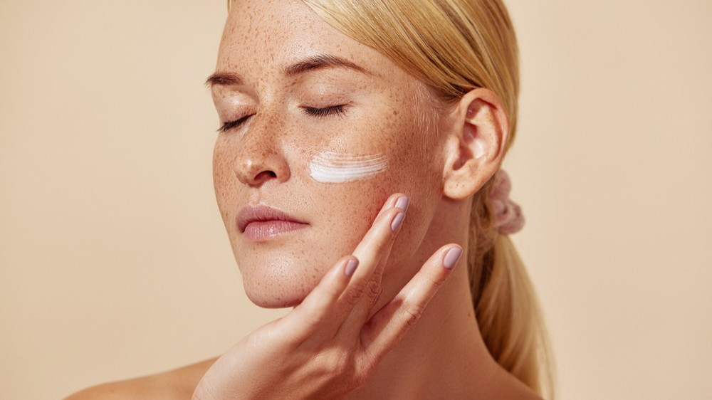 Почему твой увлажняющий крем не работает и сушит кожу зимой?