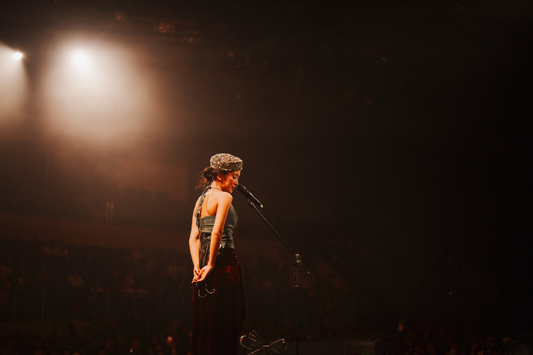 Dequine в эксклюзивном интервью для ELLE Kazakhstan — о первом большом сольнике, вдохновении и сценических образах, в которых не было случайностей