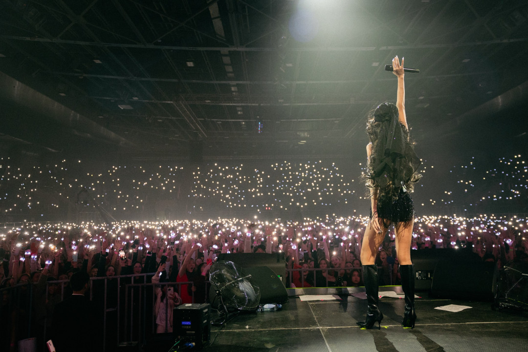 Dequine в эксклюзивном интервью для ELLE Kazakhstan — о первом большом сольнике, вдохновении и сценических образах, в которых не было случайностей