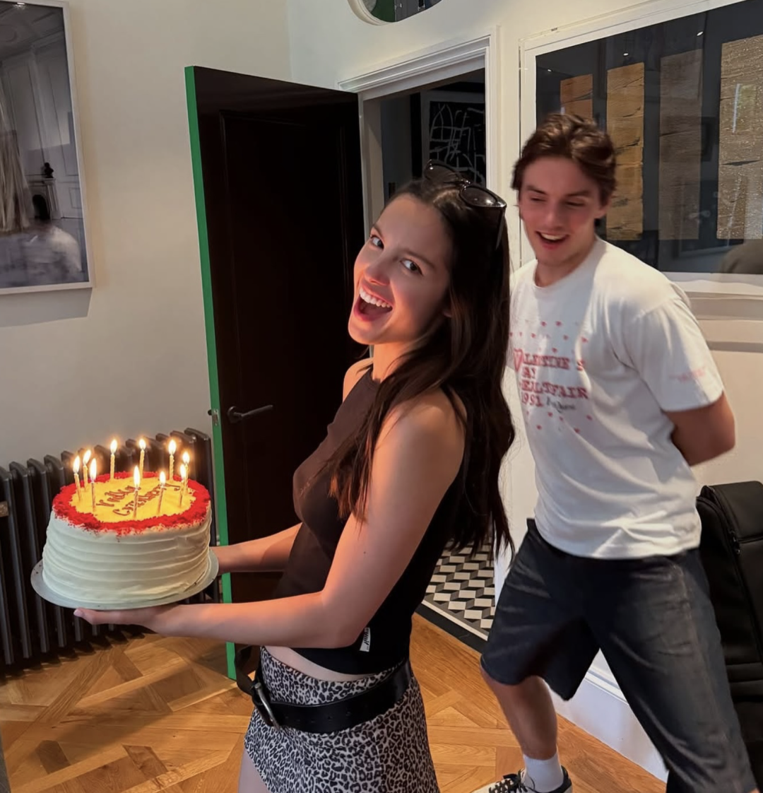 «Ей очень тяжело»: Оливия Родриго и Луи Патридж расстались после двух лет отношений