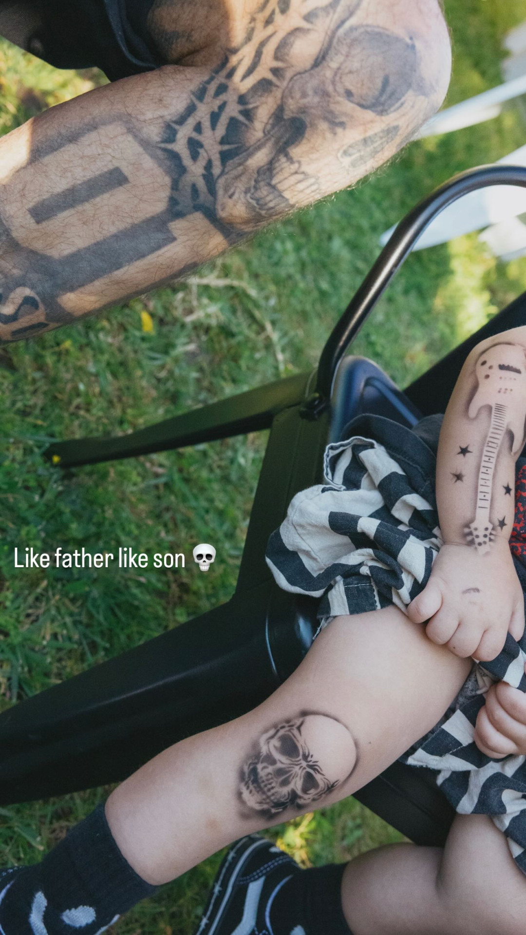 У Трэвиса Баркера и его двухлетнего сына появились "парные татуировки"