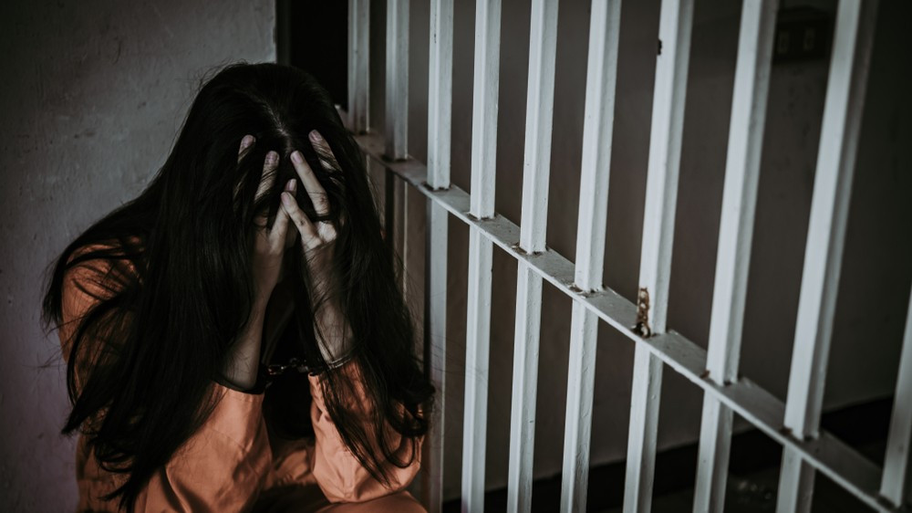 Женщины в тюрьмах: жестокое обращение, самоубийства и растущий глобальный кризис