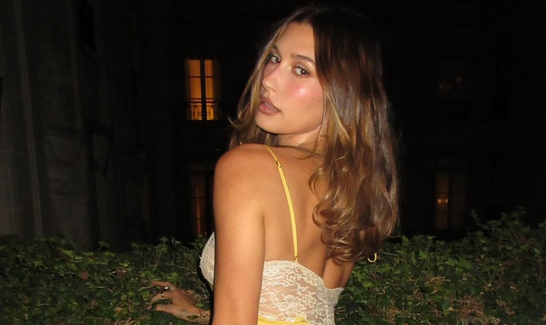 Не только Rhode: 14 любимых бьюти-продуктов Хейли Бибер для создания фирменного сияющего образа