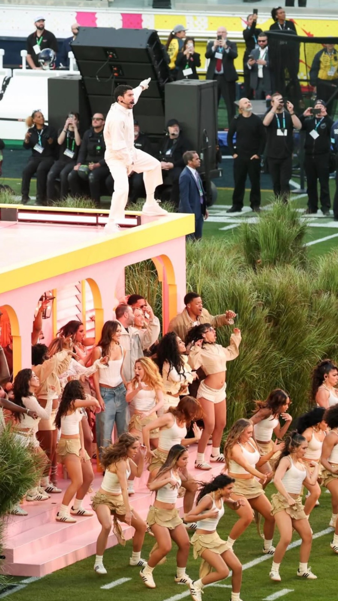 Кто из звезд поддержал перформанс Bad Bunny на «Супербоуле»?