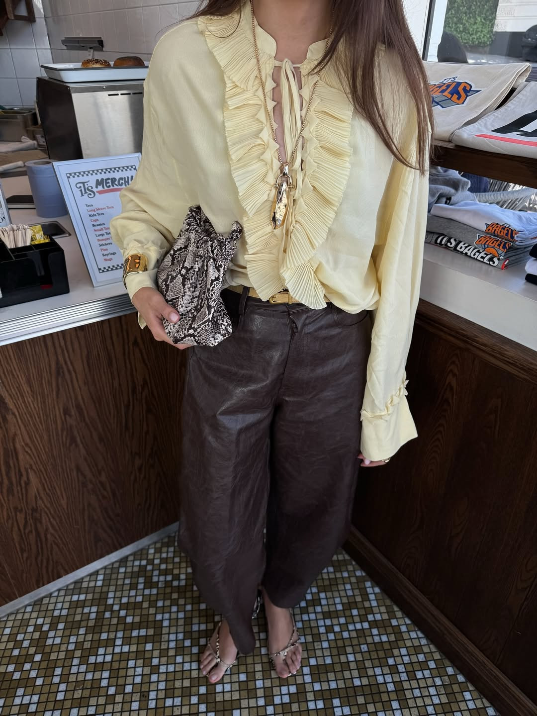 Бұл жеңіл жейде — 2025 жылдың күзіне арналған басты тренд: саған міндетті түрде қажет