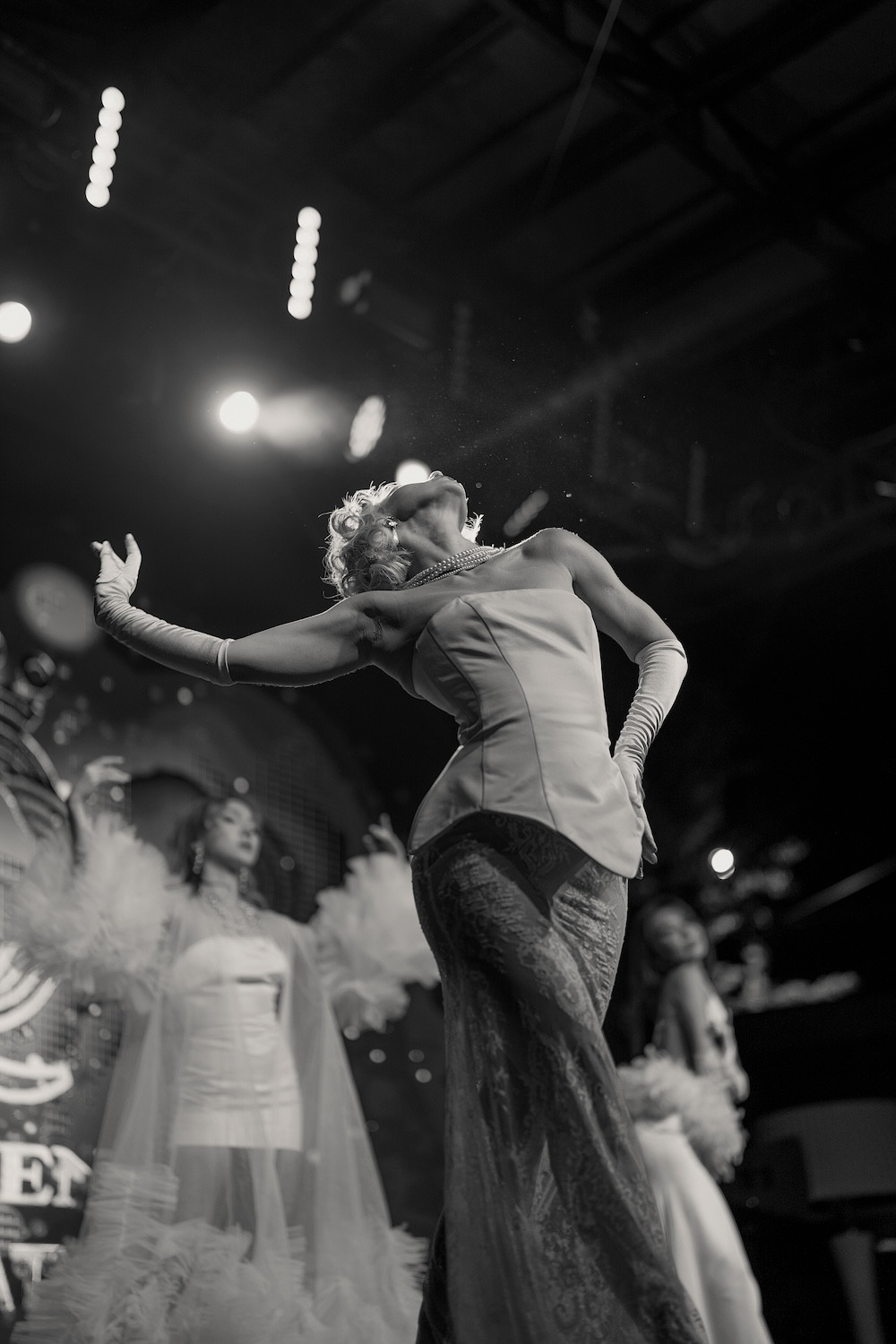 Группа «Корни» на сцене Queen Almaty: финальное летнее шоу на террасе