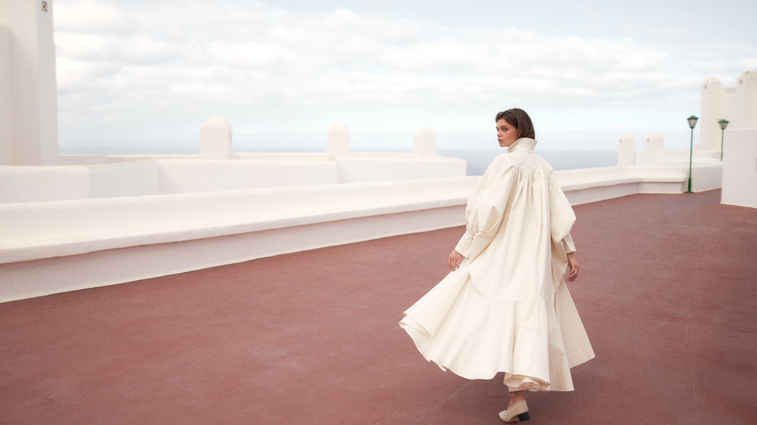 Платье и брюки: Palmer Harding; Водолазка: Flore Flore; Серьги: Isabel Marant; Туфли: Le Monde Beryl.