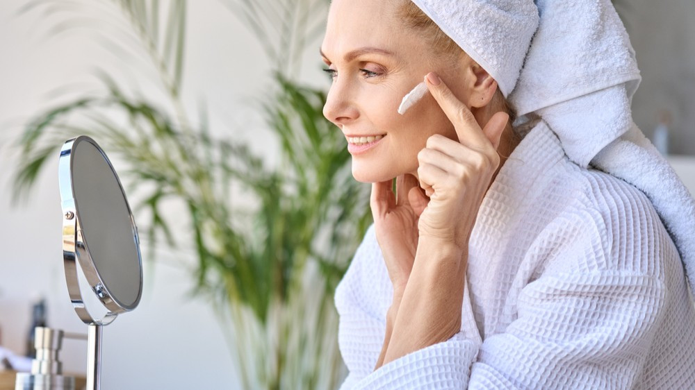 Три важных совета по уходу за кожей после 40 лет от косметолога Леди Гаги и Оливии Уайлд