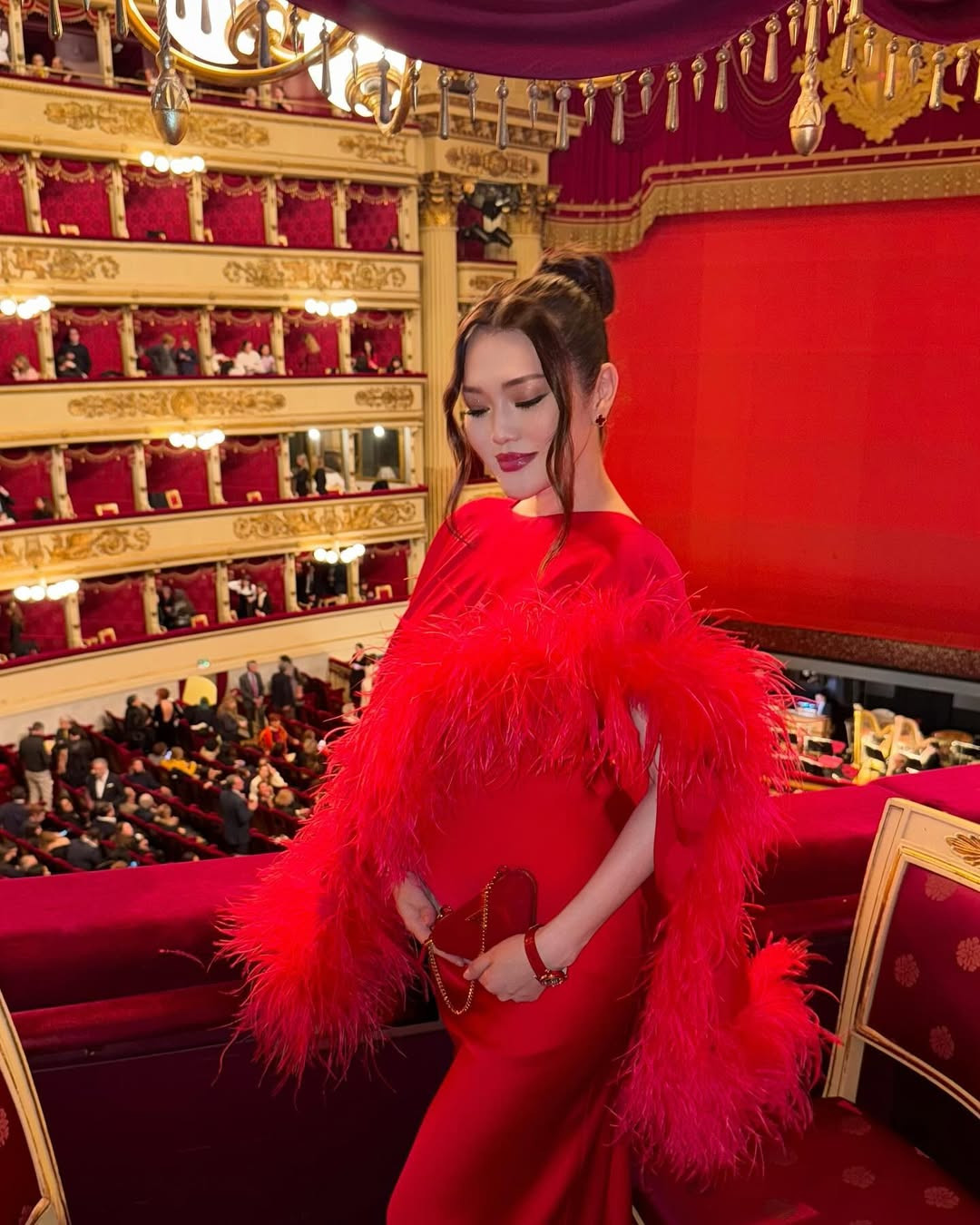 Аяғы ауыр Ерке Есмахан Миландағы La Scala театрына барды  