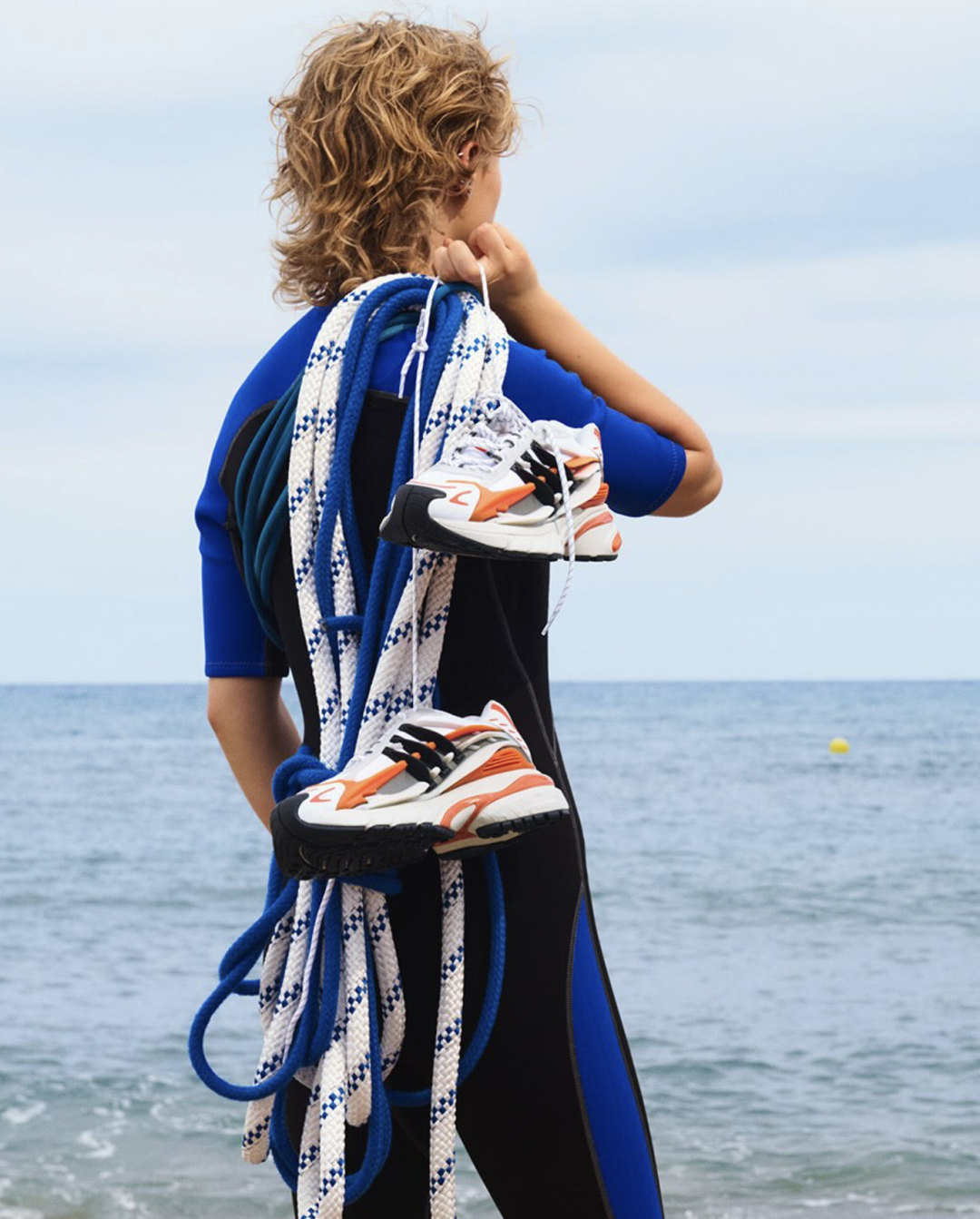 Adidas х Фаррелл Уильямс создали кроссовки, которые покорили индустрию — и получили звание «Обувь года»