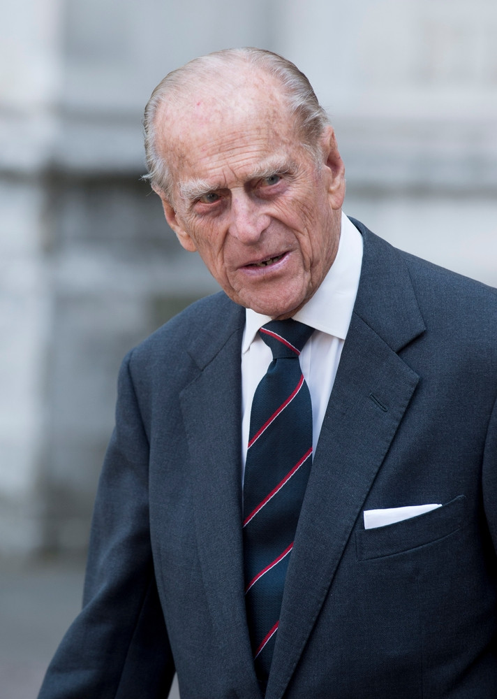 «С актрисами гуляют, а не женятся на них»: стало известно, кто из королевской семьи дал строгое предупреждение принцу Гарри перед его свадьбой с Меган Маркл