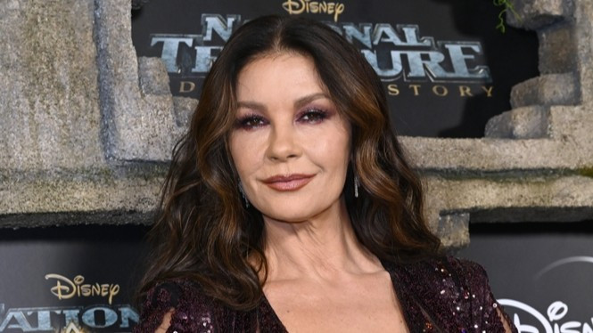 «Старение — это привилегия»: как женщины поддержали Кэтрин Зета-Джонс после вспышки эйджизма в ее адрес