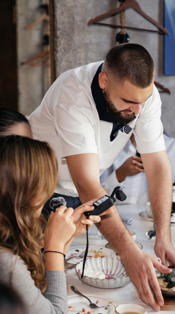 С пузырьками в бокале и новым меню: бранч в «Рыбе Пиле»