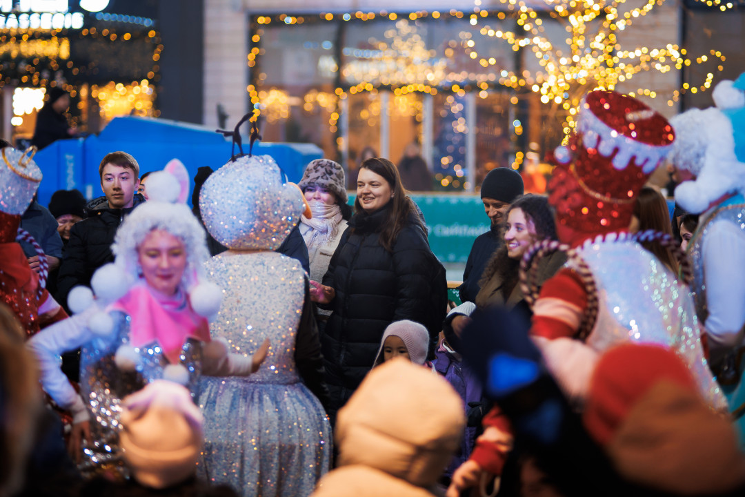 Зима по-алматински: в Dostyk Plaza открылся уникальный ледовый каток