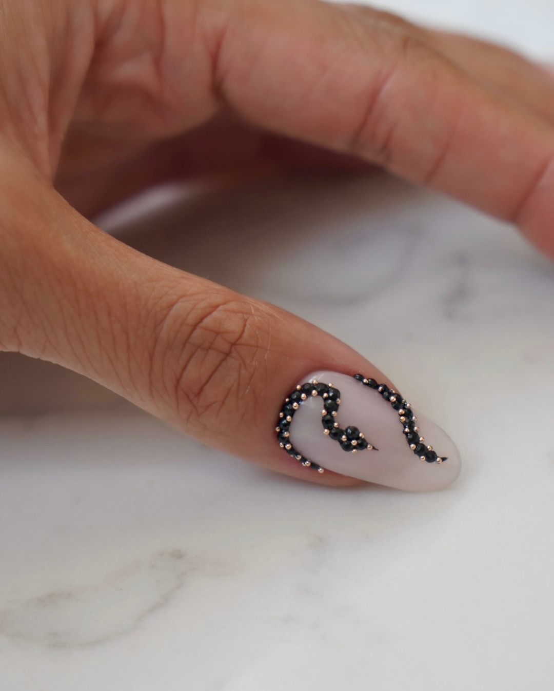 10 завораживающих идей для маникюра на Хэллоуин