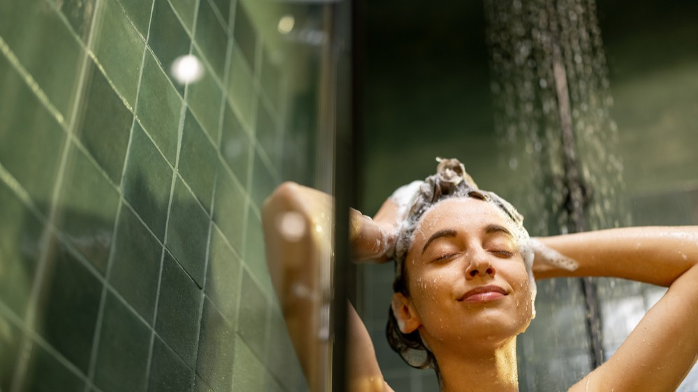 Принятие душа в темноте — новый оздоровительный лайфхак по версии TikTok-креаторов