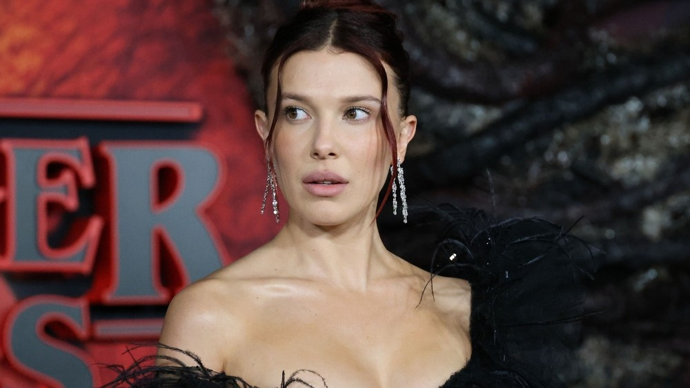 «Мягкие двойники самих себя»: Милли Бобби Браун рассказала, как ее коллеги по «Очень странным делам» относятся к ее дочери