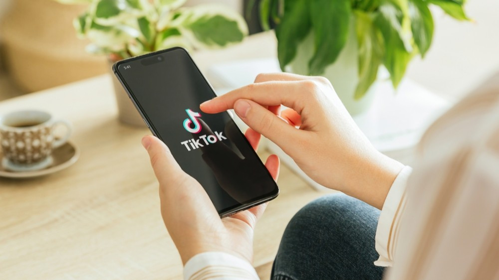 Кролик с часами: что означает новый TikTok-тренд?