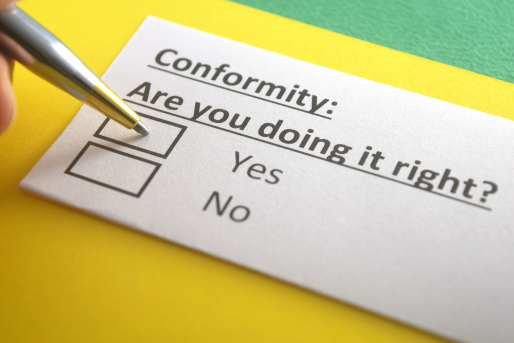 Феномен конформности: почему люди соглашаются себе во вред