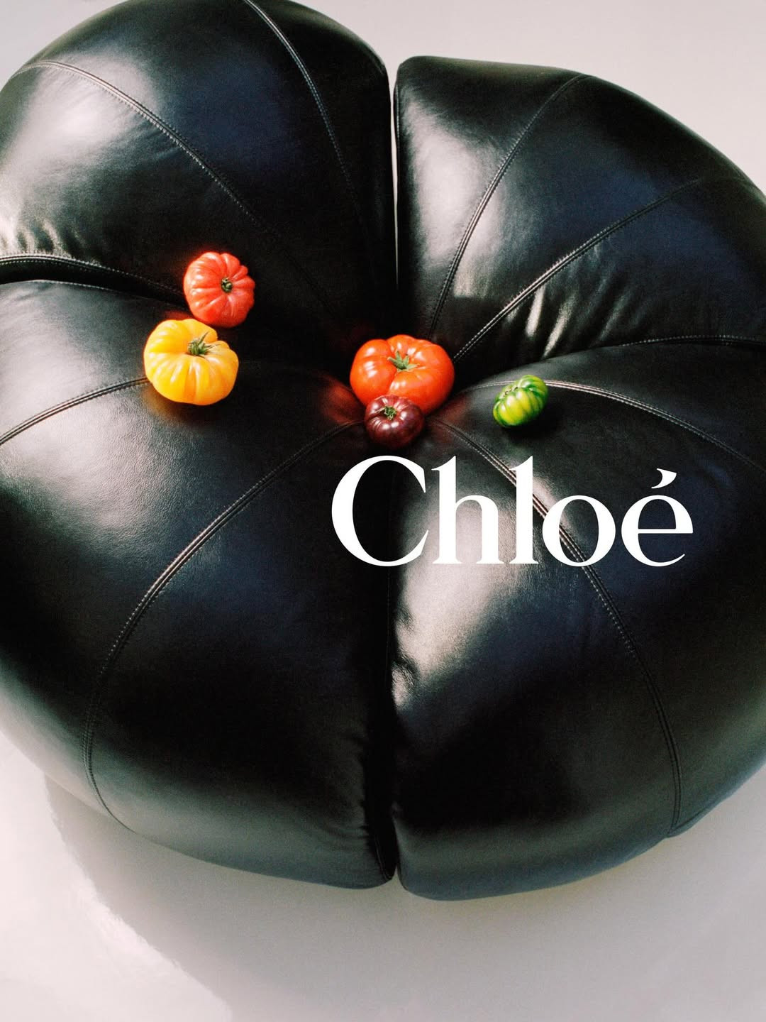 Tomato Girl Summer в интерьере: Chloé переиздает культовое кресло-томат 1970-х