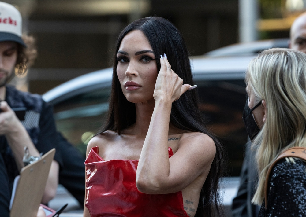 Пиявки, соловьиный помет и 20 увлажнителей воздуха: 10 звезд со странными привычками