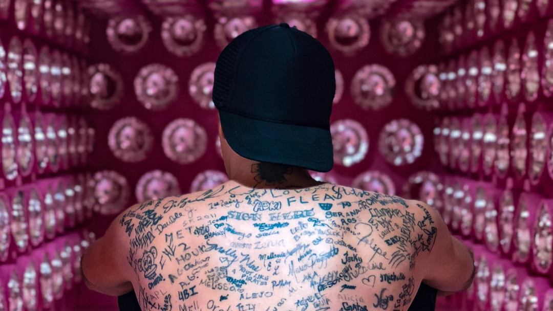 Американец попал в Книгу рекордов Гиннесса с наибольшим количеством необычных татуировок