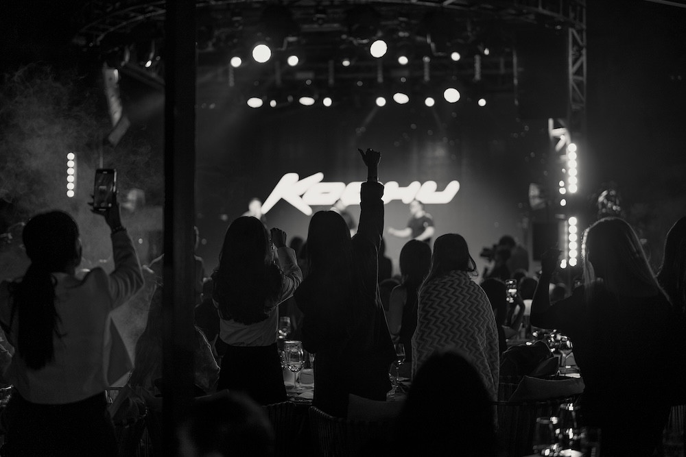 Группа «Корни» на сцене Queen Almaty: финальное летнее шоу на террасе