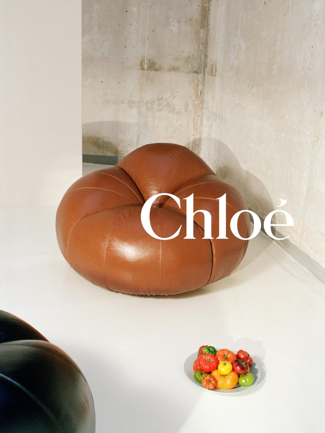 Tomato Girl Summer в интерьере: Chloé переиздает культовое кресло-томат 1970-х
