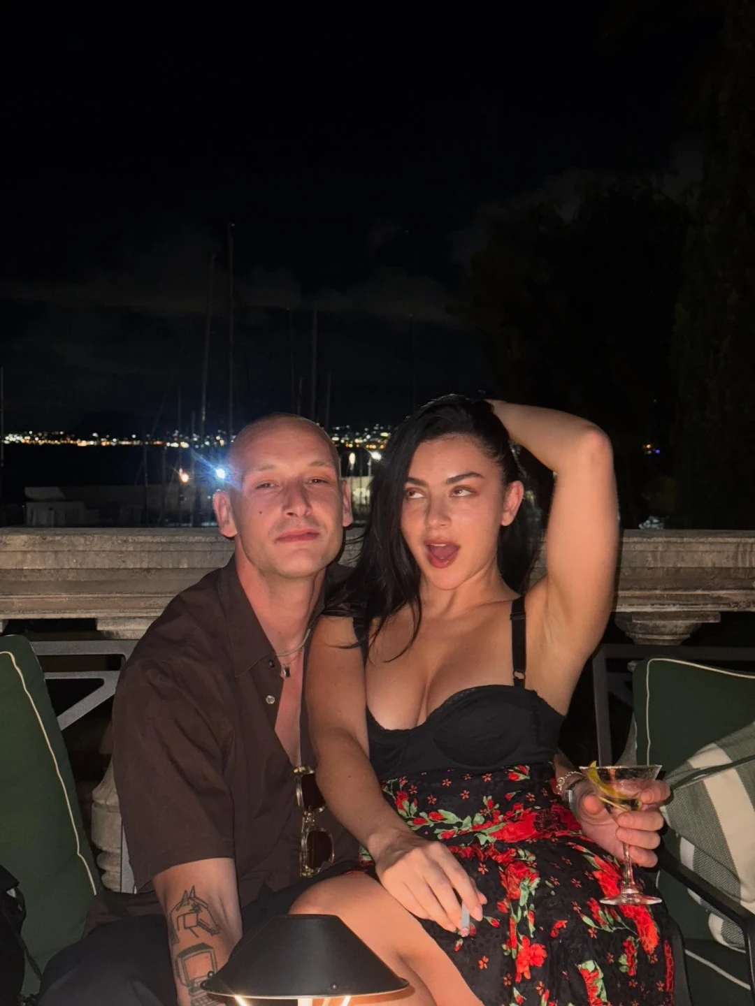 «Артисты бывают жутко нарциссичны»: Charli XCX высказалась о браке с Джорджем Даниэлем