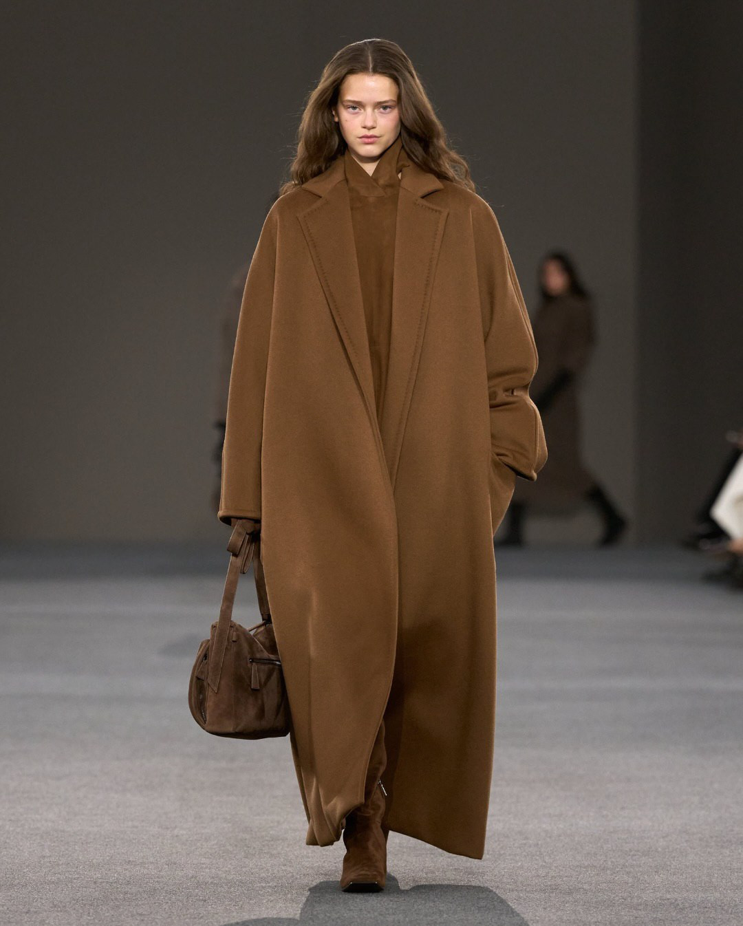 Вместо доспехов — пальто Max Mara: Йен Гриффитс представил броню