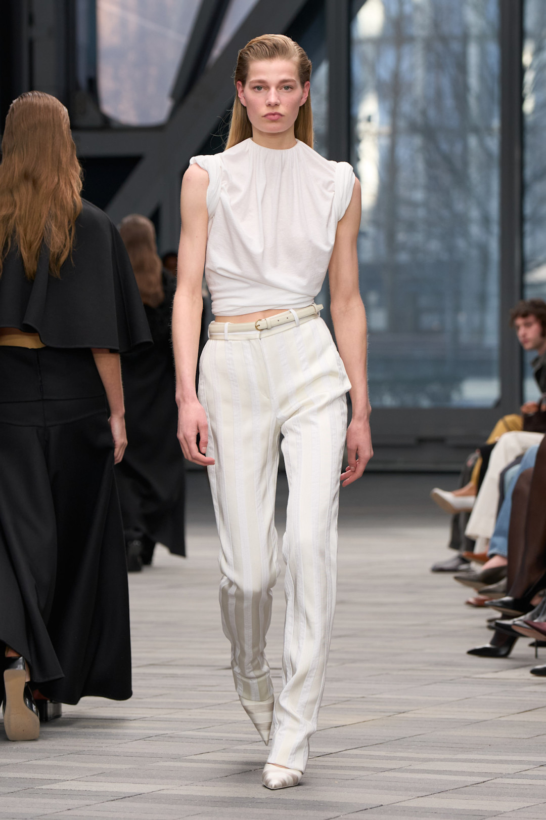 Только что из душа: как трендовая прическа с показа Calvin Klein FW ’26 захватывает мир