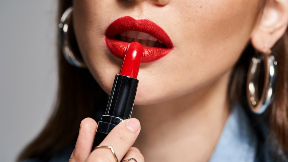красная помада