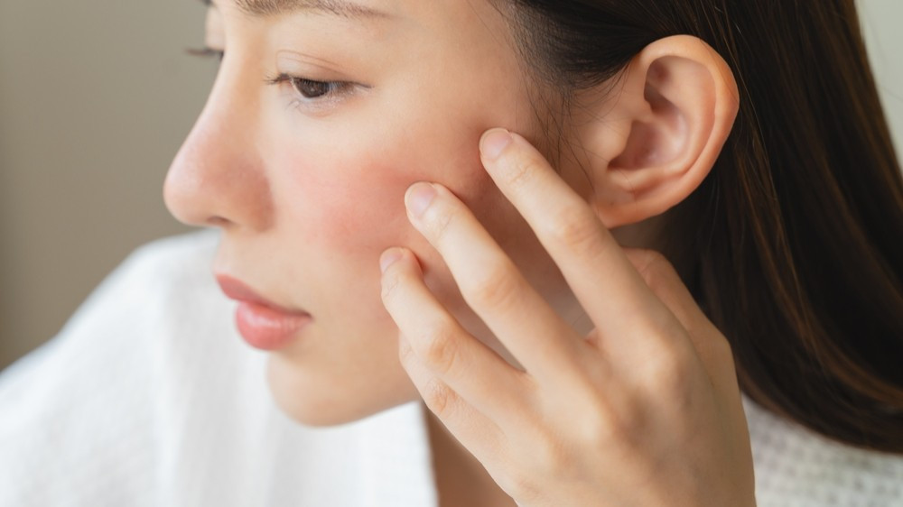 Почему твоя кожа остается сухой, несмотря на ежедневное увлажнение? Вот пять причин