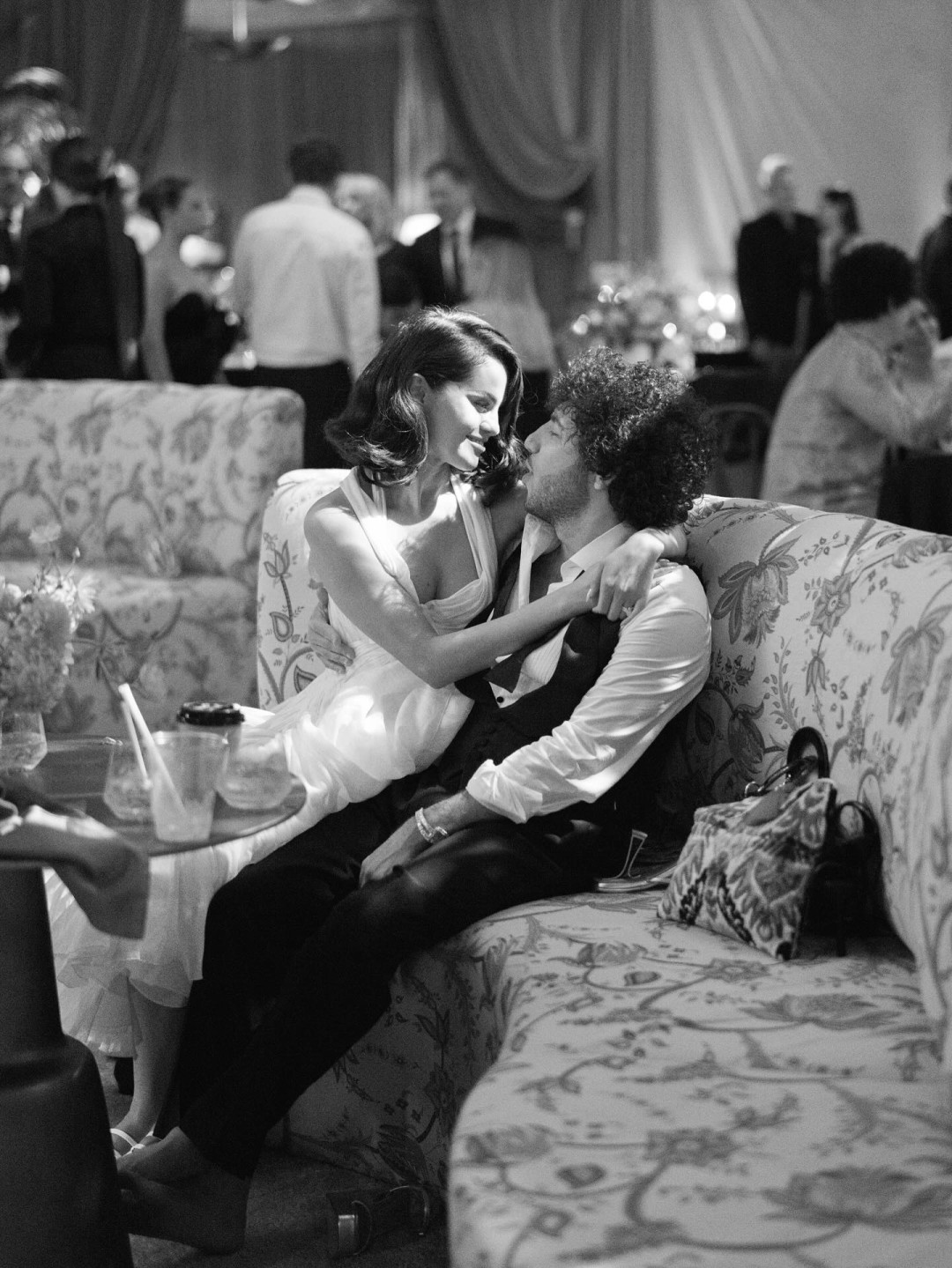 Селена Гомес рассказала, почему она рыдала после свадьбы с Бенни Бланко