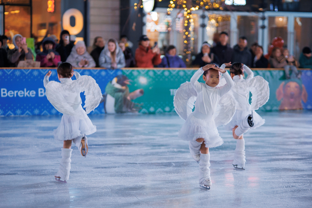 Зима по-алматински: в Dostyk Plaza открылся уникальный ледовый каток