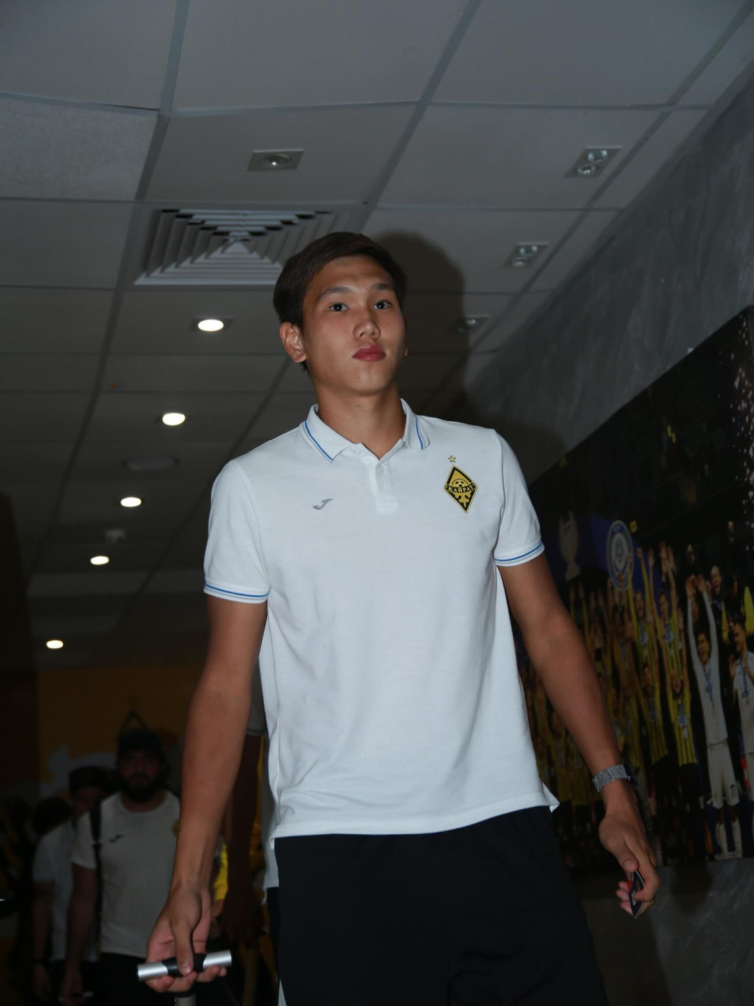 Шерхан Калмурза растрогался, получив неожиданный подарок