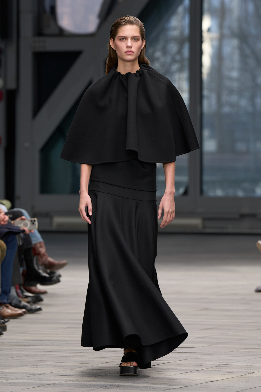 Только что из душа: как трендовая прическа с показа Calvin Klein FW ’26 захватывает мир