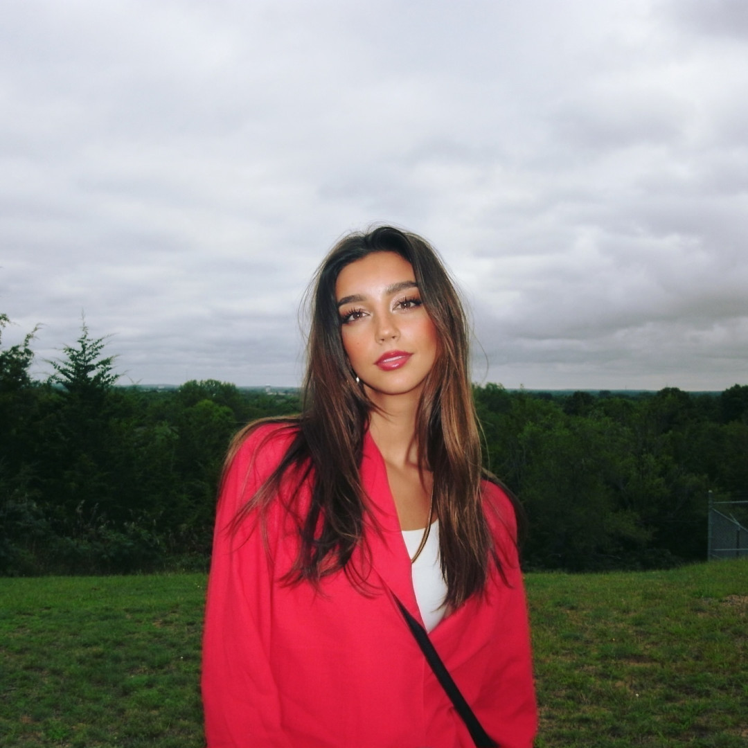 Певица из США подаст в суд на ИИ-актрису