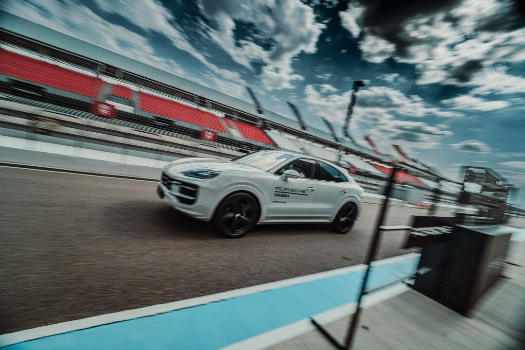 Адреналин, 120 гостей и 250 км/ч на прямой: как прошел Porsche Track Experience 2026 на Sokol International Circuit