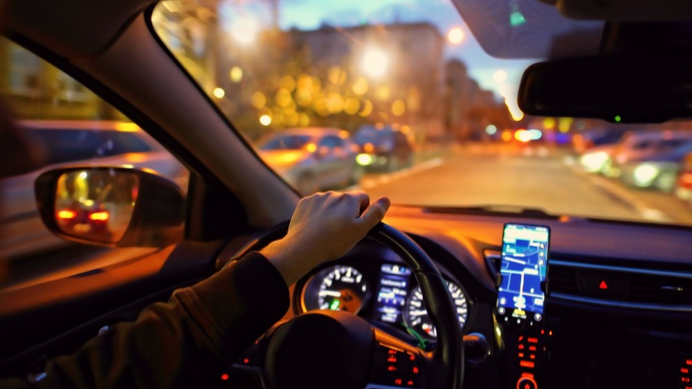 «Образцовый водитель»: жительница Караганды получила особую грамоту от полицейских