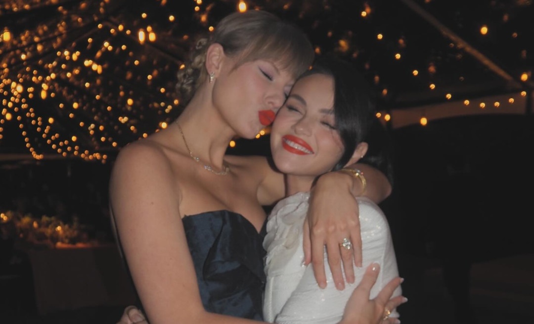 «Опередила у алтаря»: Тейлор Свифт ответила на слухи о своем тосте на свадьбе Селены Гомес и Бенни Бланко