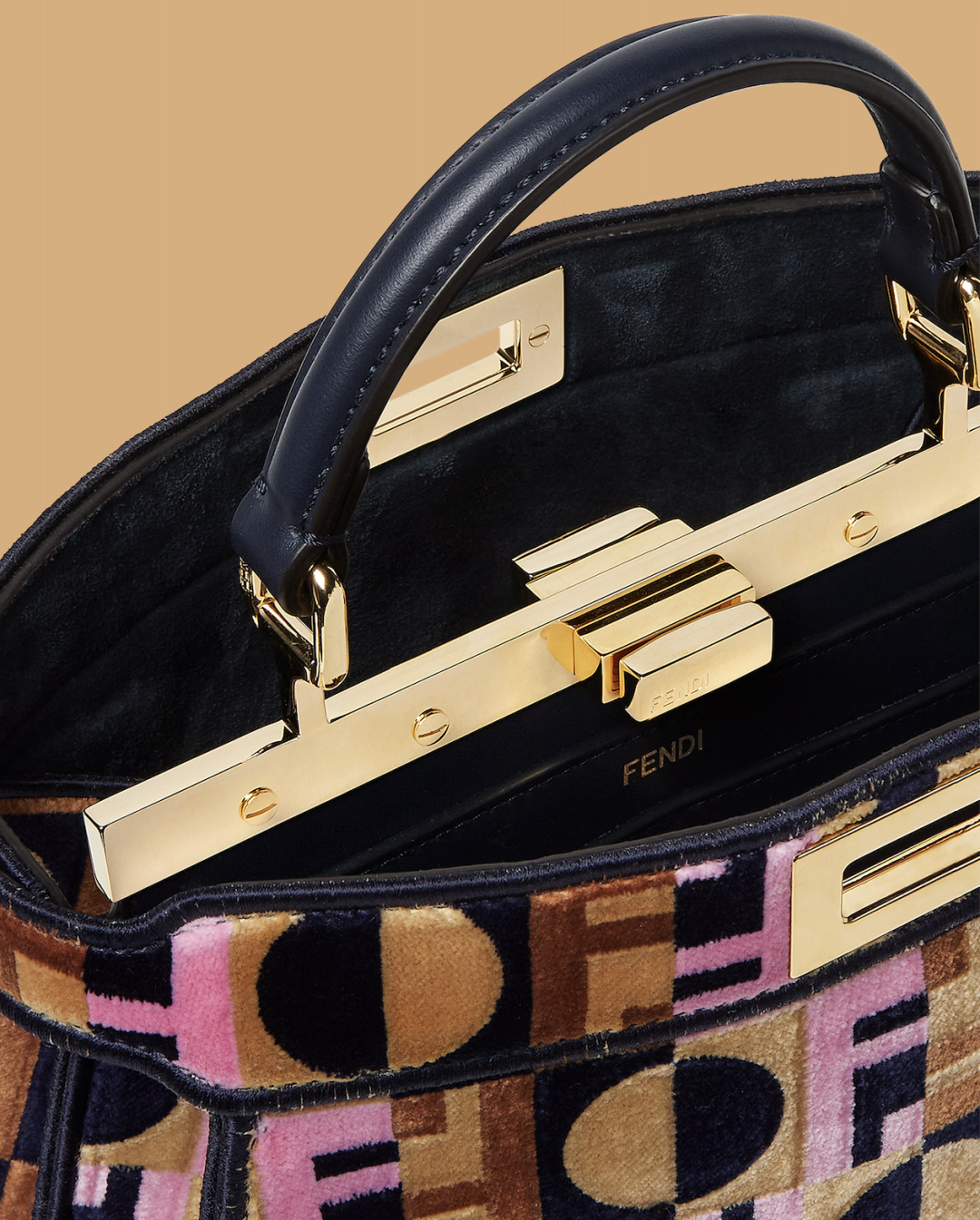 Oh là là: Fendi анонсировал капсулу в честь нового сезона «Эмили в Париже»