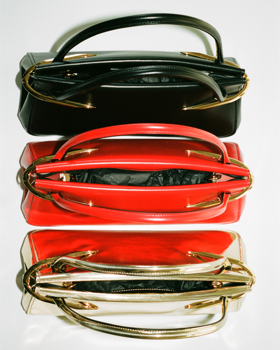 Givenchy представил Pinch — сумку-конверт с секретом внутри