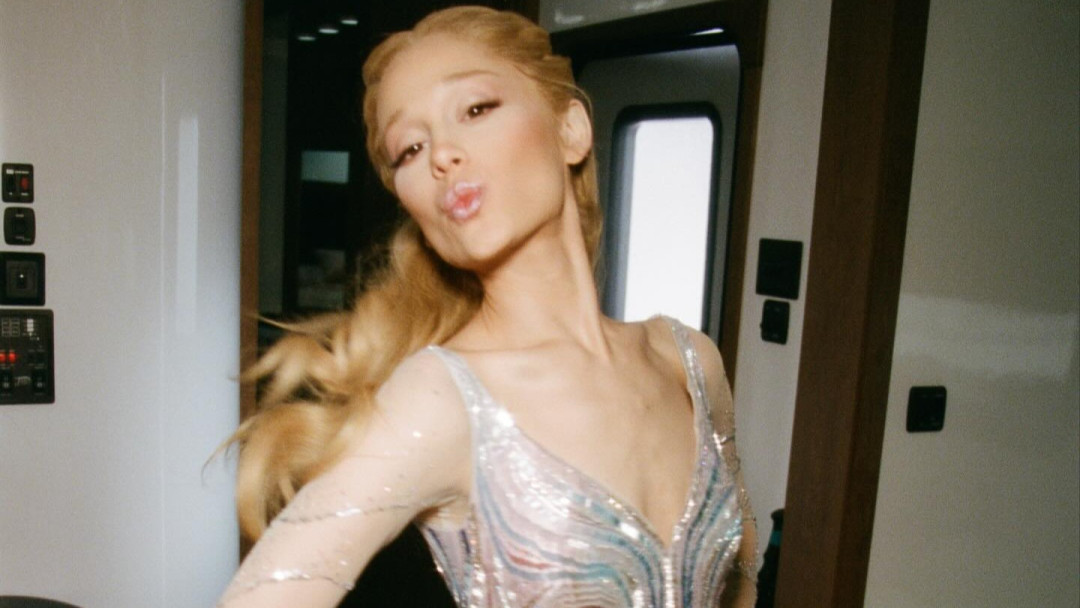 Почему страстный поцелуй героев Арианы Гранде и Джонатана Бейли был вырезан из фильма «Злая: Навсегда»?